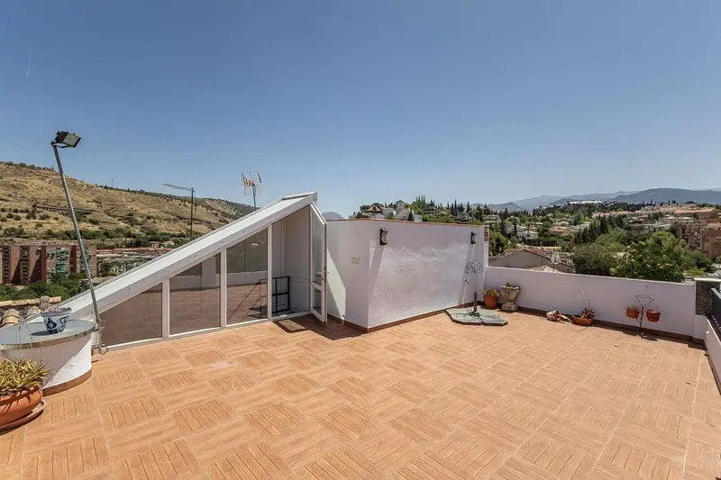 Casa en venta en Granada ciudad: 3 dormitorios, terraza y garaje