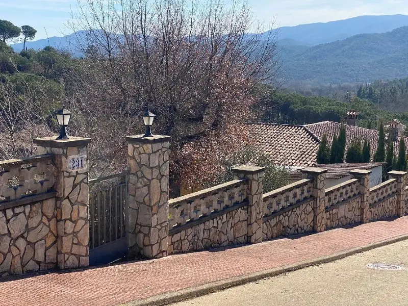 Venta Solar en Gualba - Terreno Urbanizable con Edificaciones