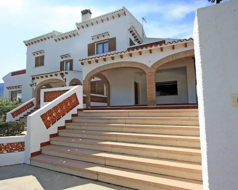 Chalet Rustico en Els Poblets con 4 Dormitorios y Gran Jardin