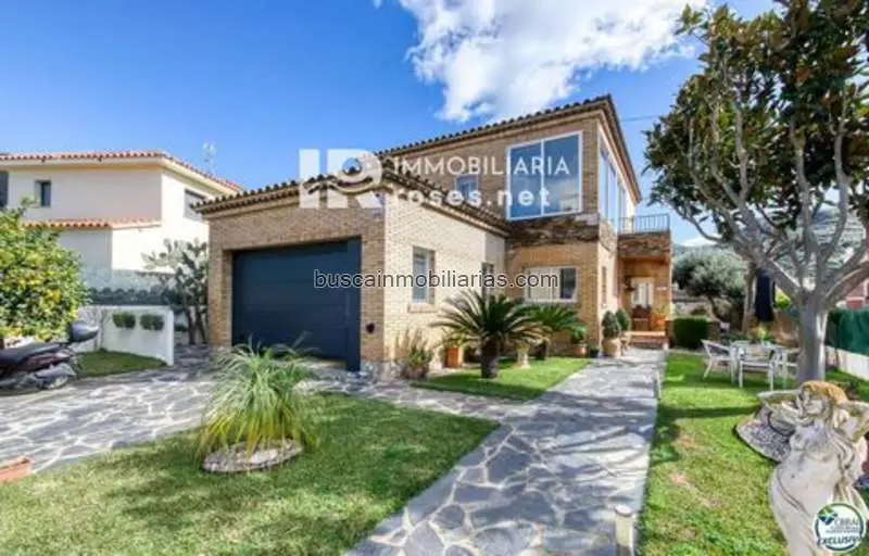Villa en Venta en Roses 4 habitaciones 2 baños