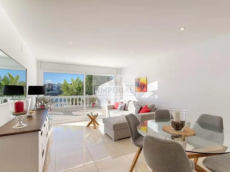 Casa en Venta Empuriabrava con Vistas al Lago y Piscina