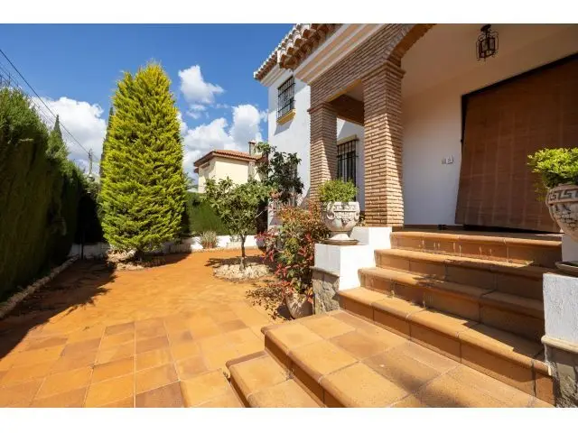 Chalet Independiente en Otura con Piscina y Jardin 800m2