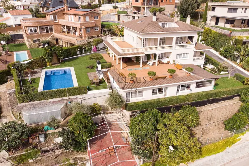 Chalet de Lujo en Alella con 8 Dormitorios y Piscina