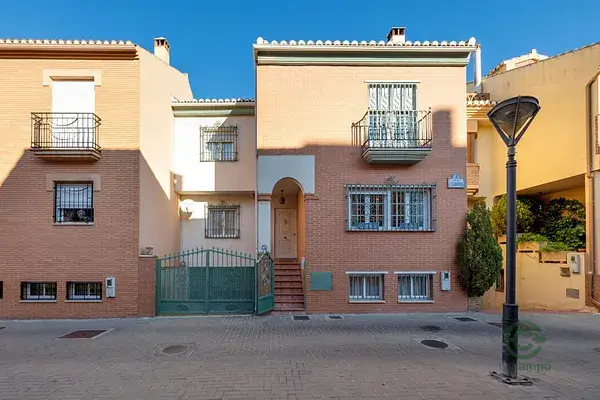 Casa Adosada en Granada con 3 Dormitorios y Cochera