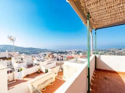 Casa en Torrox con Vistas al Mar y Garaje Privado