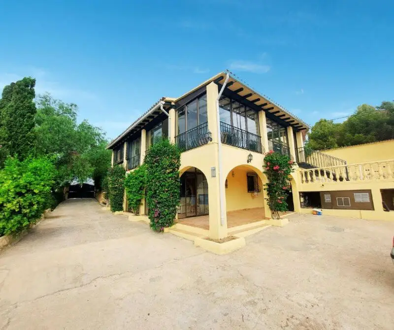 Finca Rural con 4 Dormitorios y Establos para 11 Caballos en Altea