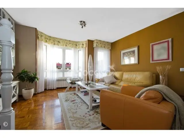 Casa familiar de 4 habitaciones con garaje en zona tranquila