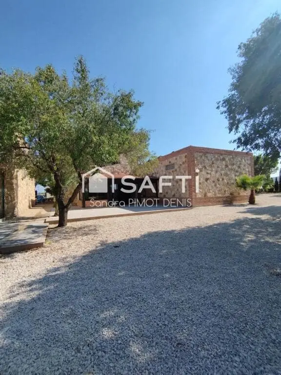 Finca Rural en Amposta Tarragona con Apartamento y Casa de Invitados