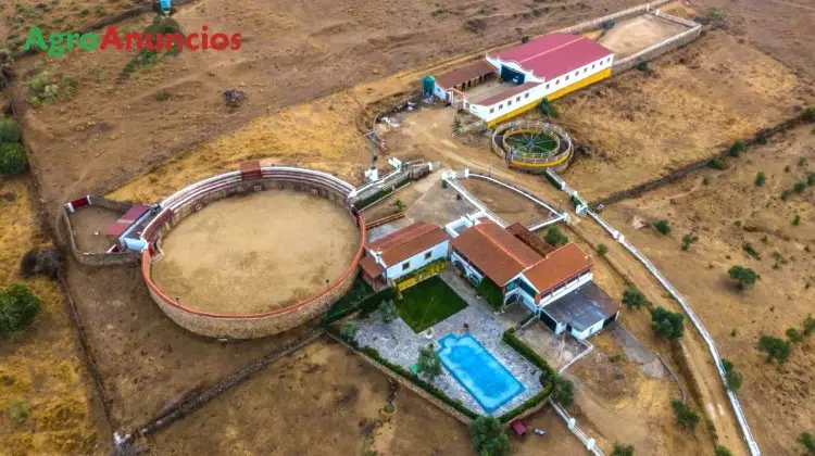 Venta  de Finca con caserío y plaza de toros en Badajoz