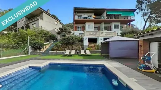 Chalet independiente en Vallirana con piscina y placas solares