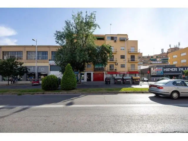 Semiático con terraza junto Hospital Traumatología La Granada
