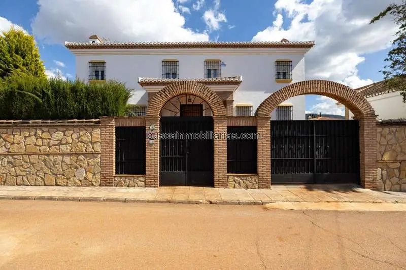 Chalet en Venta Otura 800m2 Parcela Piscina Jardin Garaje