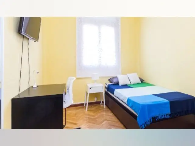 Habitación acogedora en piso compartido en Moncloa, Madrid