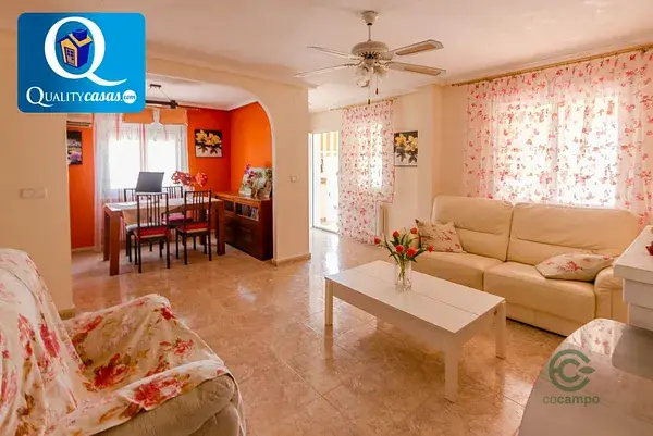 Chalet en Gran Alacant con Vistas Panorámicas y Piscina Privada