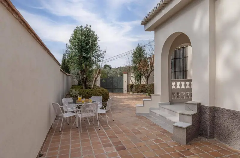 Chalet con Piscina y Jardín en Huétor Santillán