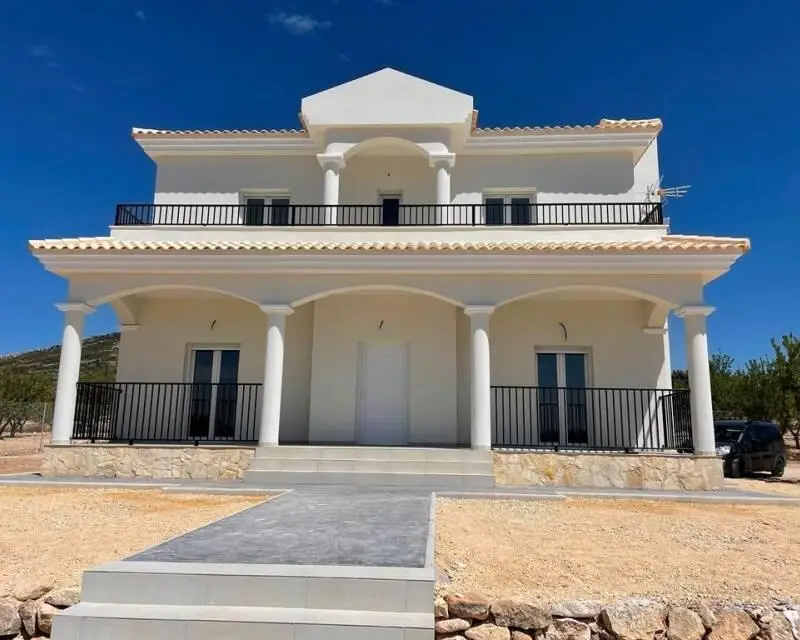 Villas de Lujo en Pinoso:  Modernas y Tradicionales