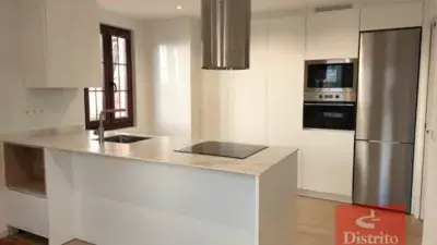 Piso en venta en Paseo del General Dávila, cerca de Glorieta de los Osos