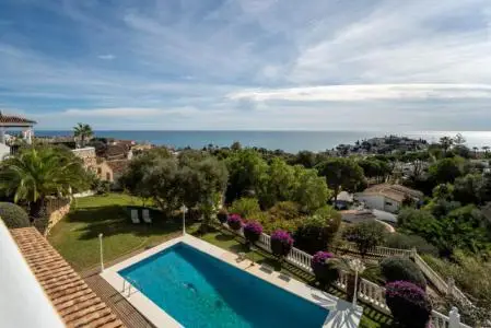 Villa en Benalmadena Costa con Vistas al Mar y Piscina