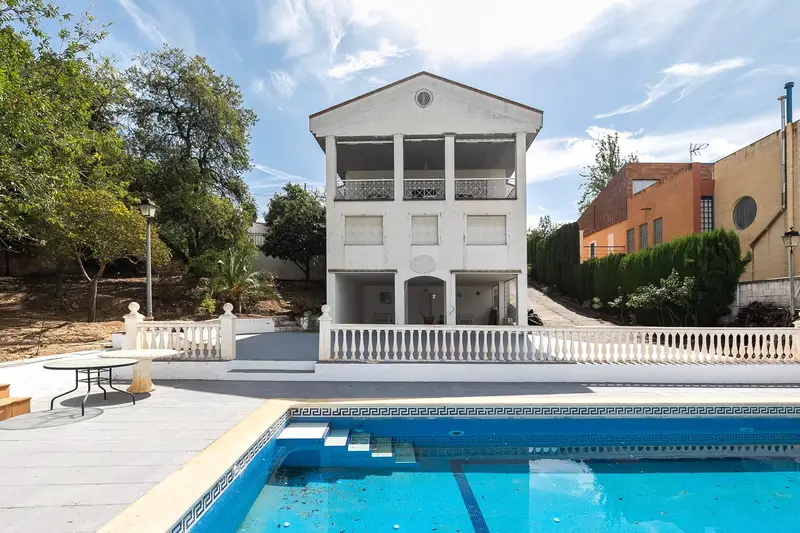Chalet en Colinas Bermejas con Piscina y Vistas Panorámicas