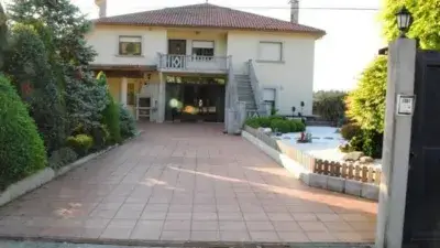 Casa en Venta en Oroso 170m2 con Nave de 450m2