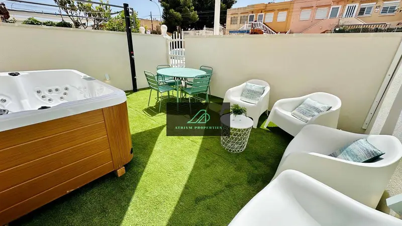 Chalet en Gran Alacant con Jacuzzi Privado