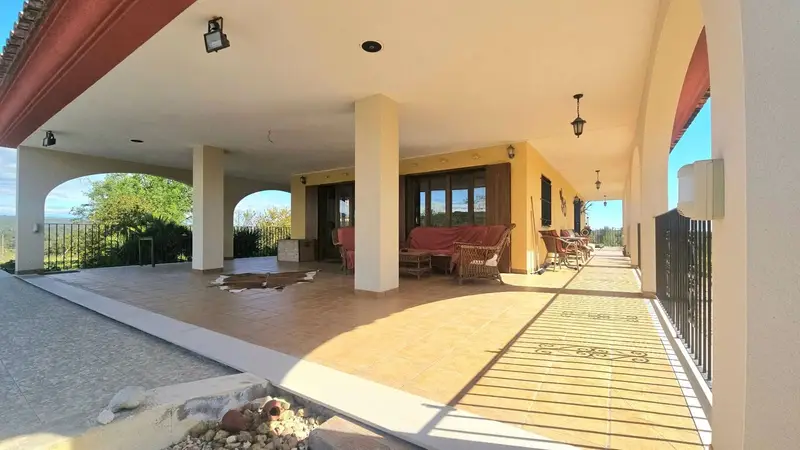 Finca con Villa y Piscina en Cervera del Maestre