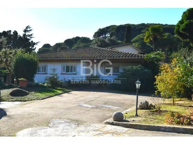 Villa de Lujo en Argentona con Piscina y Jardin