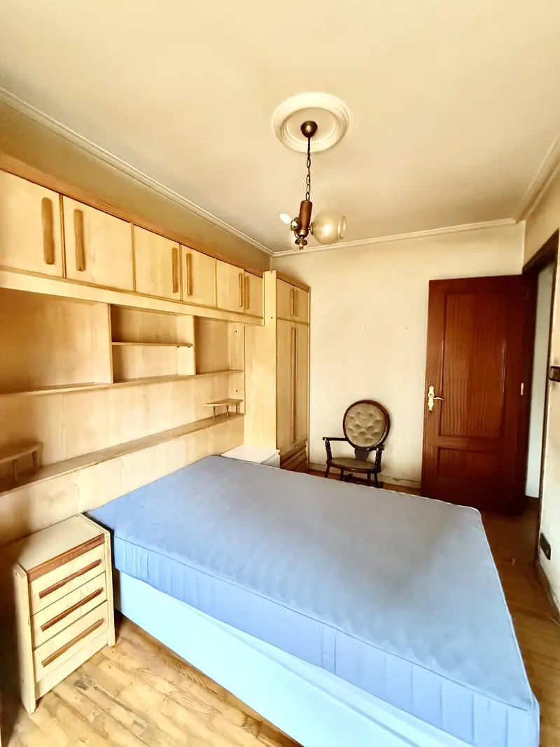 Piso en venta. Piso de tres habitaciones, para reformar y dejarlo a tu gusto. Zona bien comunicada. Ascensor para cuatro personas.