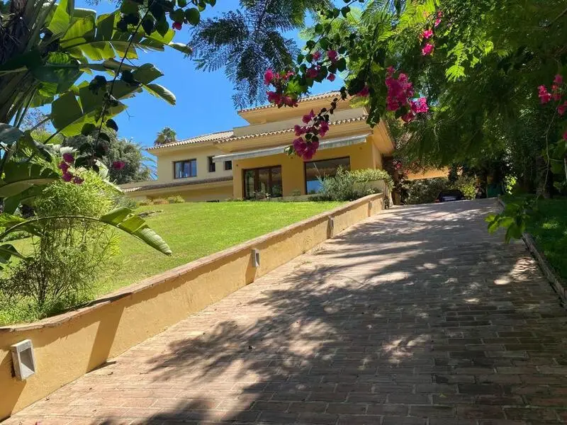 Villa de Lujo en Sotogrande: Gran Jardín, Piscina y Amplios Espacios