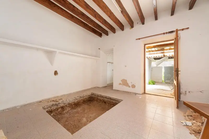 Casa de Pueblo en Alcudia para Reformar con Jardín y Garaje