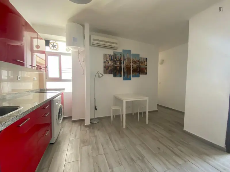 Habitacion individual cerca del centro de Sevilla con cama doble, TV, agua y wifi