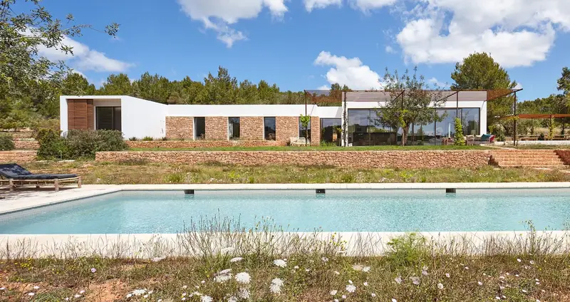 Chalet en Venta en Ibiza: Lujo, Estilo y Vistas al Campo