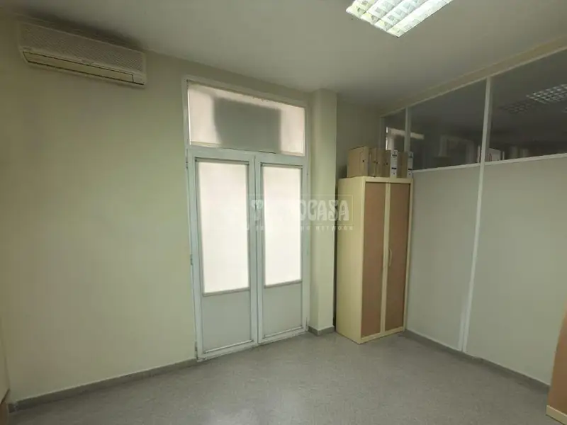 Local Comercial en Salamanca: Oficina, Almacén o Comercio
