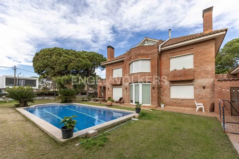 Chalet en Castelldefels con Piscina Privada y Jardin Amplio