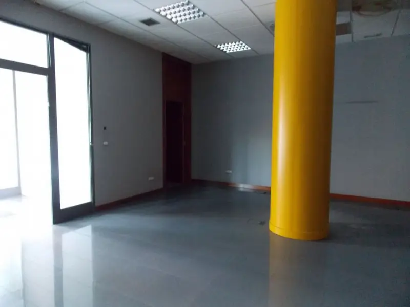 Local 219m2 Valladolid 3 Banos Calle Victoria