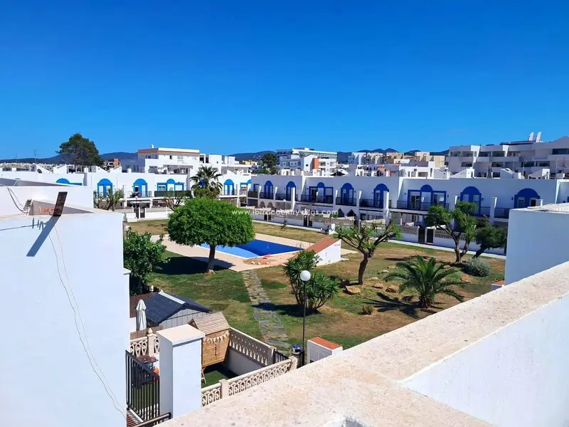 Chalet en venta en Ibiza con garaje y piscina ideal para familias