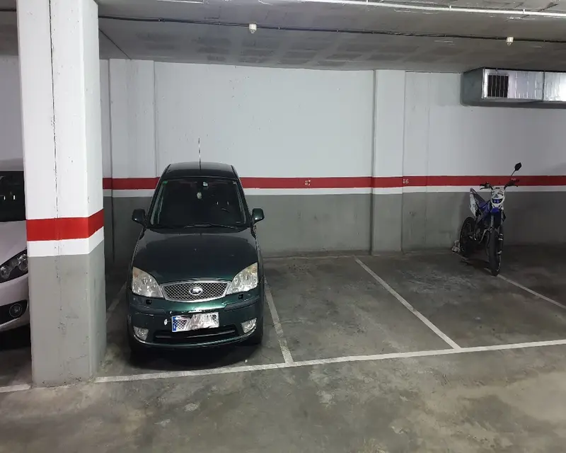 Garaje en Venta en Girona 28m²