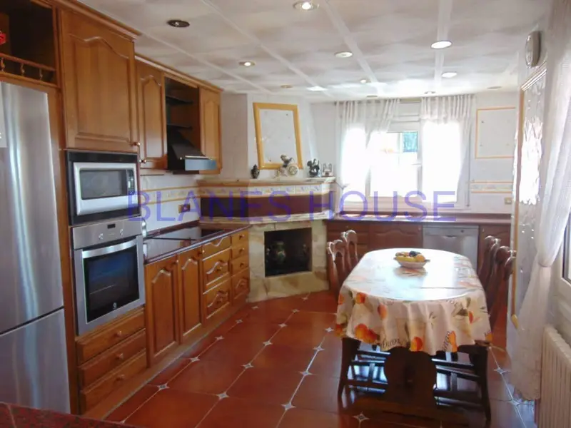 Chalet en Blanes con Vistas al Mar y Piscina Privada
