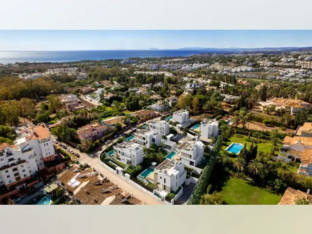 Villa de Lujo en Estepona 3 4 Dormitorios Piscina Privada Vistas al Mar