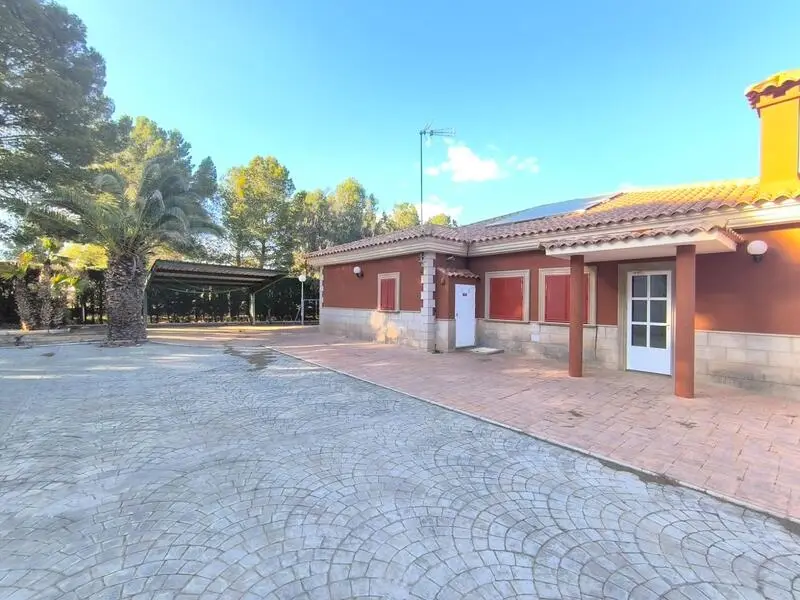Villa 5 Dormitorios Yecla Murcia Piscina Jardin Gran Garaje