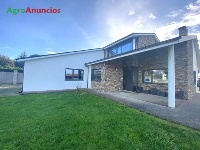 Venta  de Chalet seminuevo con finca grande en A Coruña