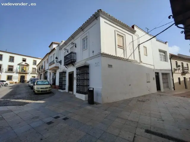 Casa de Grandes Dimensiones en Plaza de la Iglesia Los Barrios