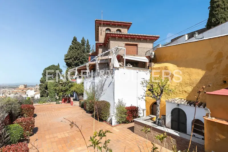 Carmen Hist	64;rico en Granada: Restaurante con Vistas a Sierra Nevada