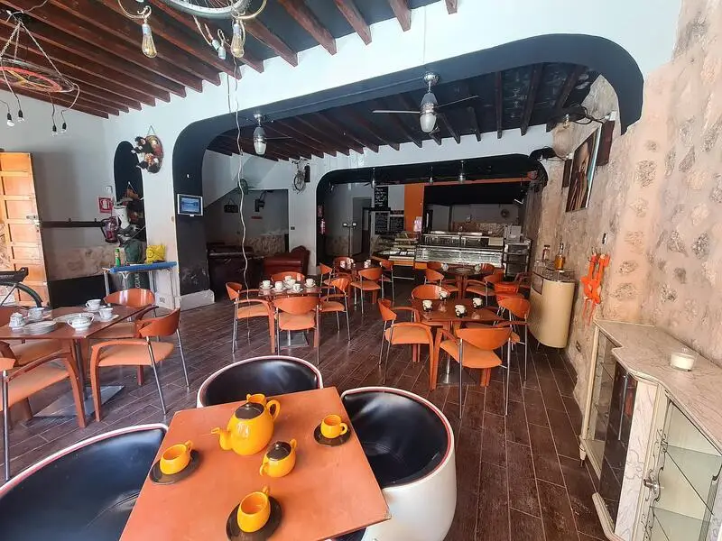 Casa Adosada 3 Dormitorios con Local Comercial en Pinoso