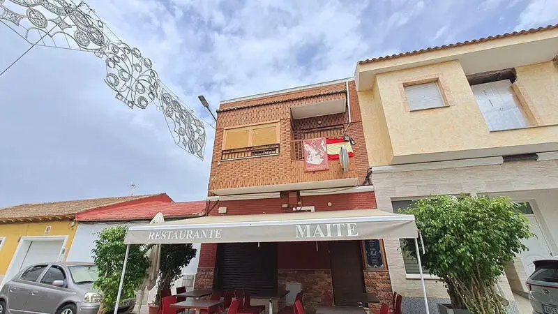 Casa Adosada Renovada con Local Comercial en Benijófar