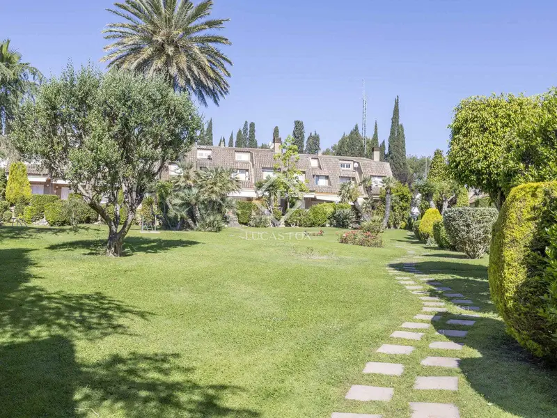 Chalet en Venta en Godella con 3 Dormitorios y Aparcamiento