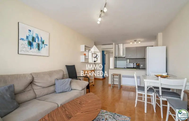 Apartamento en Empuriabrava con Terraza y Vistas al Mar
