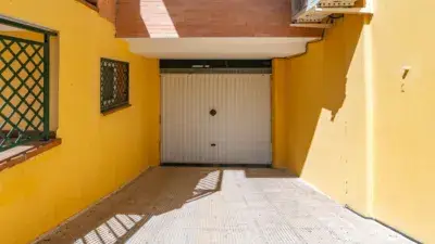 Casa Adosada en Ogíjares: 4 Dormitorios, Patio y Excelente Ubicación