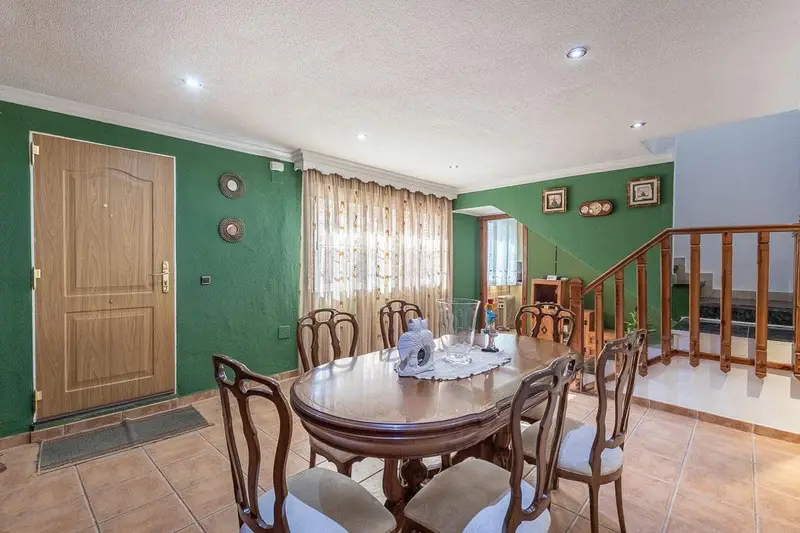 Chalet en venta cerca de Granada ciudad 3 plantas 200m2