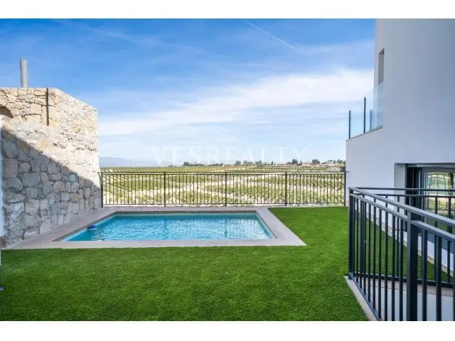 Pareado en Algorfa con Piscina Privada y Vistas